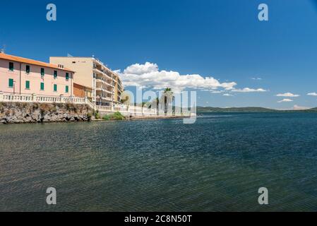 orbetello, italien juli 26 2020:Blick auf die Stadt orbetello vom Meer aus gesehen Stockfoto