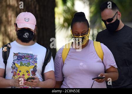 Orlando, Usa. Juli 2020. Menschen tragen Gesichtsmasken als vorbeugende Maßnahme Spaziergang am Lake Eola Park an dem Tag, dass Florida berichtet 12,180 neue Coronavirus Fällen. Florida hat jetzt New York als US-Bundesstaat mit der zweithöchsten Zahl der gesamten Virusfälle hinter Kalifornien übergeben. Kredit: SOPA Images Limited/Alamy Live Nachrichten Stockfoto