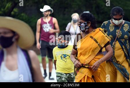 Orlando, Usa. Juli 2020. Menschen tragen Gesichtsmasken als vorbeugende Maßnahme Spaziergang am Lake Eola Park an dem Tag, dass Florida berichtet 12,180 neue Coronavirus Fällen. Florida hat jetzt New York als US-Bundesstaat mit der zweithöchsten Zahl der gesamten Virusfälle hinter Kalifornien übergeben. Kredit: SOPA Images Limited/Alamy Live Nachrichten Stockfoto