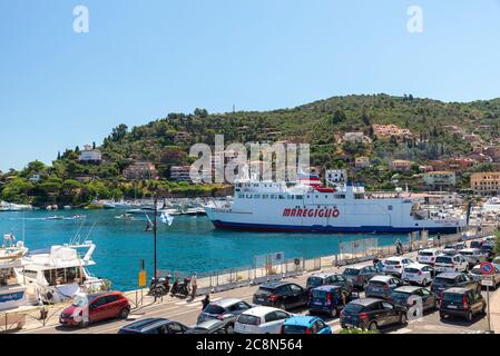 porto santo stefano,italien juli 25 2020:Fähre bereit für die Abfahrt nach der Insel Lilie in porto santo stefanov Stockfoto