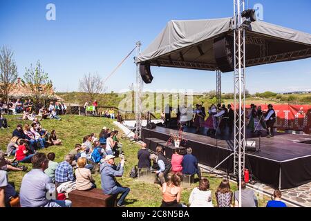 HOLLOKO, UNGARN - 12. April 2019: Osterfest im Folklorendorf Holloko in Ungarn. Stockfoto