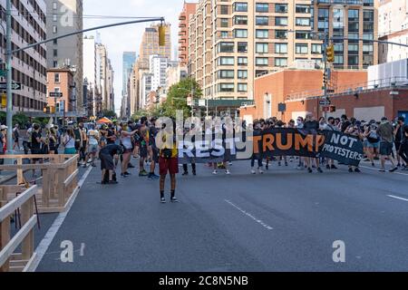 NEW YORK, NY – 25. JULI: Protestler mit Banner und Schilder auf der 7 Avenue gehen während eines marsches mit Black Lives Matter Bewegung und koordiniert Stockfoto