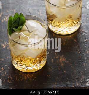 Glas Rum auf dem Holzhintergrund, Cuba Libre oder Long Island Eistee Cocktail mit starken Getränken. Stockfoto