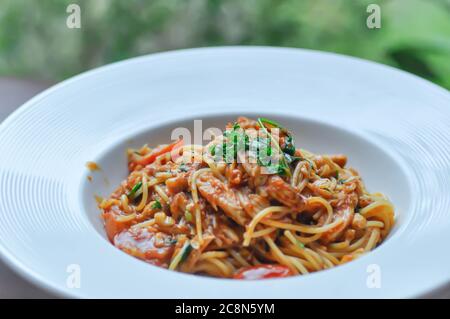 Spaghetti oder Muschelspaghetti in Tomatensauce Stockfoto