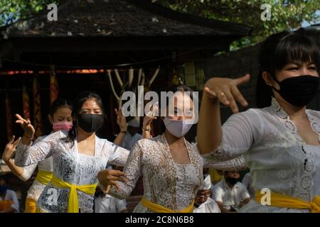 BALI/INDONESIEN-3. JULI 2020: Das neue normale Leben auf Bali. Das Gebetsprogramm im Tempel begleitet von einem traditionellen Tanz, bei dem die Tänzer ihn trugen Stockfoto