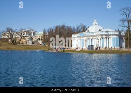 PUSCHKIN, RUSSLAND - 11. APRIL 2015: Sonniger Apriltag am Großen Teich. Catherine Park von Zarskoje Selo Stockfoto