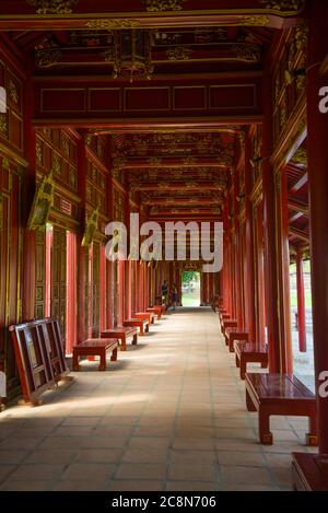 HUE, VIETNAM - 07. JANUAR 2016: In einer der Galerien des alten Kaiserpalastes. Verbotene Stadt Stockfoto