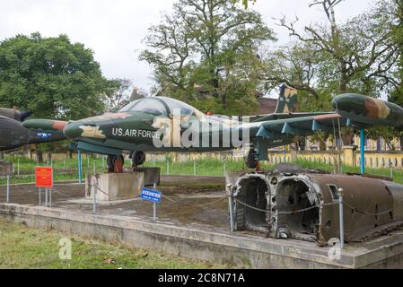 HUE, VIETNAM - 08. JANUAR 2016: Flugzeug Cessna A-37 Libelle im Stadtmuseum an einem bewölkten Tag Stockfoto