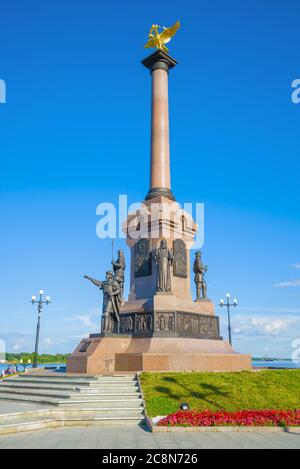 JAROSLAWL, RUSSLAND - 10. JULI 2016: Denkmal zu Ehren des Jahrtausends von Jaroslawl Nahaufnahme an einem sonnigen Julitag. Goldener Ring Russlands Stockfoto