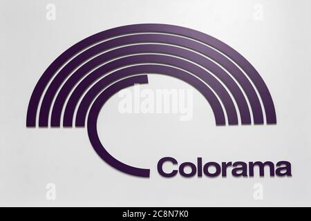 Krasnojarsk, Russland, 20. Juni 2020: Colorama-Logo-Nahaufnahme-Hersteller von Photophonen aus Italien. Im Besitz von Manfrotto Stockfoto