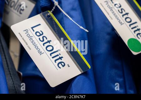 Krasnojarsk, Russland, 20. Juni 2020: Lastolite Logo auf dem Etikett - ein Unternehmen, das Foto-Reflektoren Zubehör und Fotoausrüstung aus produziert Stockfoto