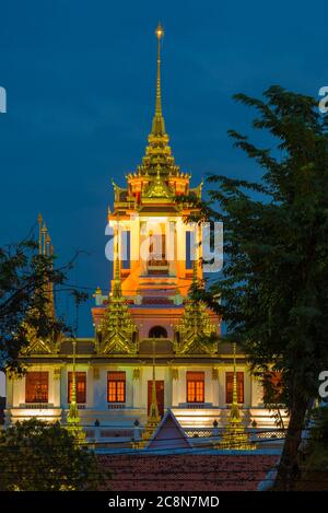 Blick auf die Spitze des buddhistischen Tempels von Loha Prasat in der Abenddämmerung. Bangkok, Thailand Stockfoto