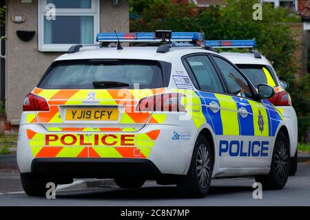 Polizeifahrzeuge parkten an einem Tatort in Svillington, Leeds. Stockfoto