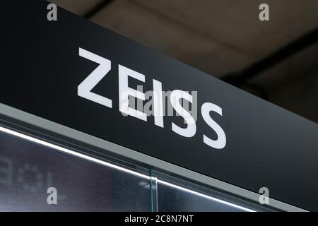 Krasnoyarsk, Russland, 20. Juni 2020: zeiss ist die Logo-Marke eines deutschen Unternehmens, das hochwertige Fotoobjektive und Fotoausrüstung herstellt Stockfoto