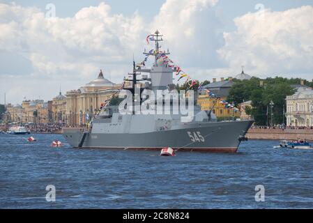 ST. PETERSBURG, RUSSLAND - 30. JULI 2017: Ein Patrouillenschiff des 2. Ranges 'Stoykiy' auf dem Fluss Newa an einem bewölkten Julitag. Navy Day in St. Petersburg Stockfoto