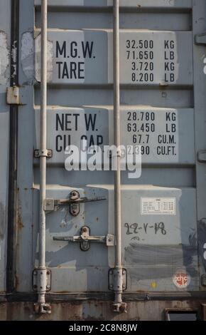 Roncq, Frankreich; April/29/2019; Teil einer maritimen Container der Maersk Reederei geparkt in Centre Routier von Roncq in Frankreich. Stockfoto