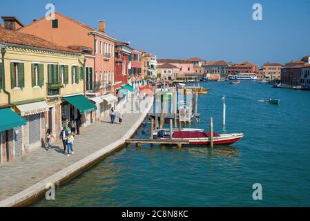 VENEDIG, ITALIEN - 27. SEPTEMBER 2017: Sonniger Tag auf der Insel Murano Stockfoto