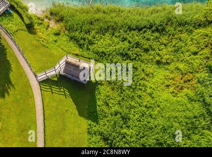 Ledro See, Italien. Rekonstruierte Hütten auf Stelzen, um das Leben in der prähistorischen Zeit zu zeigen. Blick auf den See und archäologische Gegend. Eine UNESCO-Welt Stockfoto