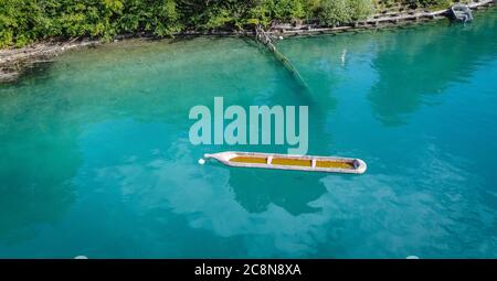 Ledrosee in Trentino-Südtirol, Italien. Blick von oben auf den See mit dem prähistorischen Kanu. Prähistorische Kanurekonstruktion Stockfoto