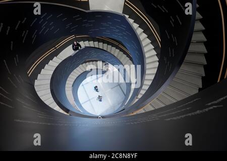 Wendeltreppe in Helsinki City Library Oodi in Helsinki, Finnland Stockfoto