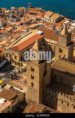 Panoramablick auf das luftbild der Altstadt von Cefalu, Sizilien, Italien. Stockfoto