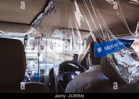 Bangalore, Indien - 08. Juni 2020. Sicherheitsblende im Taxi für soziale Distanzierung, Indien, Bengaluru Stockfoto