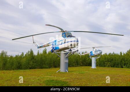 SALEHARD, RUSSLAND - 29. AUGUST 2019: Zwei Hubschrauber für sowjetische Monumente (Mi-4 und Mi-1) in der Nähe des Flughafens von Salekhard Stockfoto