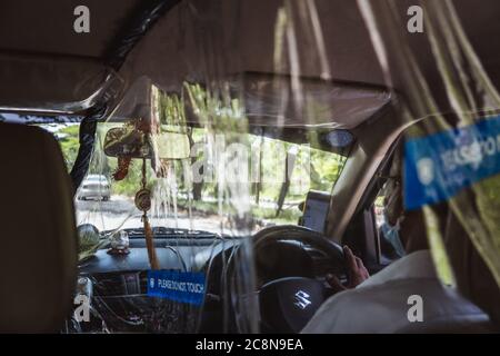 Bangalore, Indien - 08. Juni 2020. Sicherheitsblende im Taxi für soziale Distanzierung, Indien, Bengaluru Stockfoto