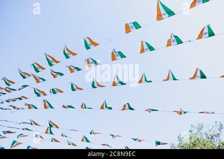 Indien Fahnen flattern im Wind gegen blauen Himmel Stockfoto