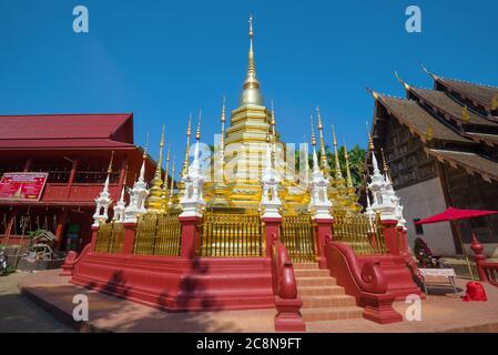 CHIANG MAI, THAILAND - 19. DEZEMBER 2018: Chedi des alten buddhistischen Tempels Wat Phantao an einem sonnigen Tag Stockfoto