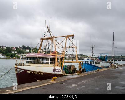 BIDEFORD, DEVON Großbritannien - JULI 25 2020: Fischerboote liegen am Kai. Stockfoto