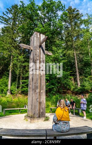 Europäisches Wanderkreuz, Kreuzung des europäischen Fernwanderweges E1 und des europäischen Radweges R1, an der Externsteine, Wanderwege, i Stockfoto