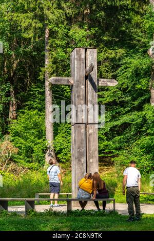 Europäisches Wanderkreuz, Kreuzung des europäischen Fernwanderweges E1 und des europäischen Radweges R1, an der Externsteine, Wanderwege, i Stockfoto