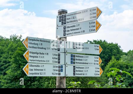 Europäisches Wanderkreuz, Kreuzung des europäischen Fernwanderweges E1 und des europäischen Radweges R1, an der Externsteine, Wanderwege, i Stockfoto