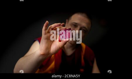 Uddhistischer Mönch in rotem Kleid, einen Kristall aus Glas in der Hand haltend Stockfoto