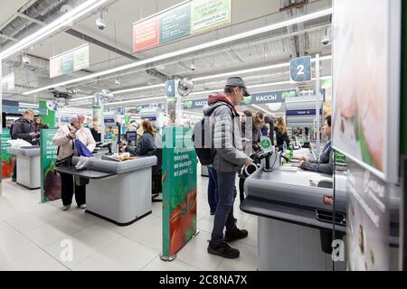 Menschen, die Waren in Perekristok kaufen, Russlands größte Supermarktkette, die von der X5 Retail Group, St.Petersburg, Russland, verwaltet wird Stockfoto