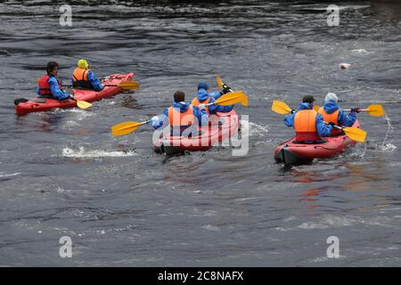Kajak-Tour durch Flüsse und Kanäle von St. Petersburg, Russland Stockfoto