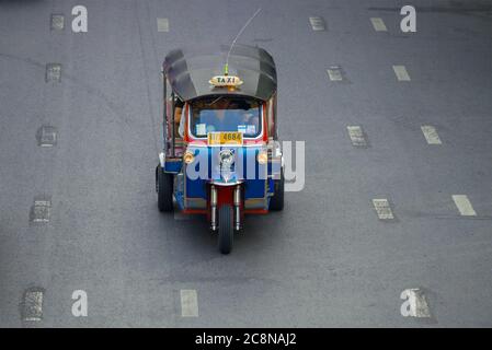 BANGKOK, THAILAND - 02. JANUAR 2019: Tuk-Tuk auf der Straße. Blick von oben Stockfoto