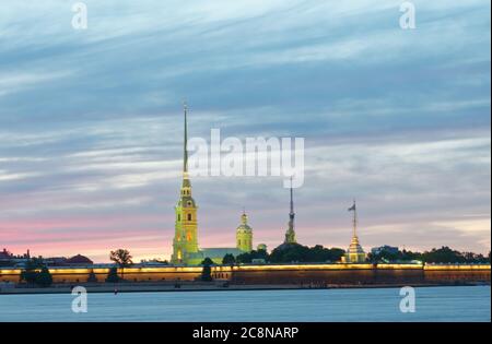 Sonnenuntergang Blick auf St. Peter und Paul Festung mit Turm der St. Peter und Paul Kathedrale in St. Petersburg, Russland Stockfoto