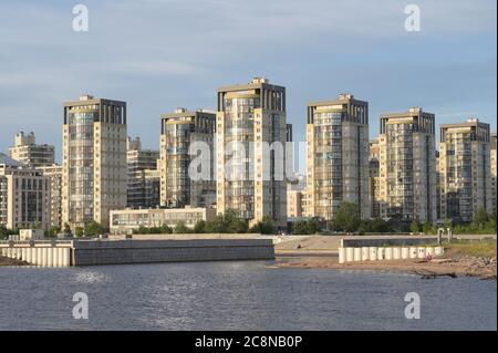 Wohnanlage Morskoy Cascade (Sea Cascade) am Ufer des Finnischen Meerbusens in St. Petersburg, Russland Stockfoto