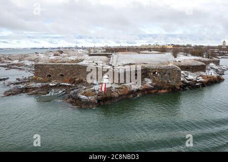 Die alte Festung von Suomenlinna an einem bewölkten Märztag. Helsinki, Finnland Stockfoto