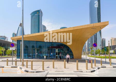 DECC Doha Metro Station Eingang in Richtung der Hochhäuser der West Bay Area, Doha, Qatar Stockfoto