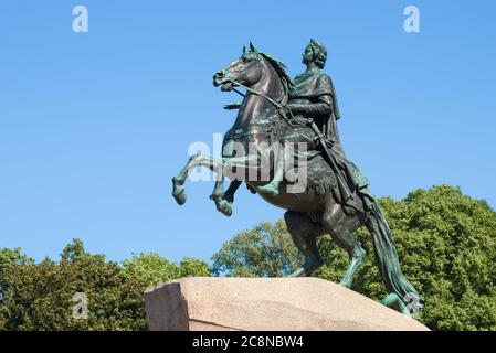 Skulptur von Peter dem Großen (der bronzene Reiter) aus der Nähe an einem sonnigen Junitag. Sankt Petersburg, Russland Stockfoto