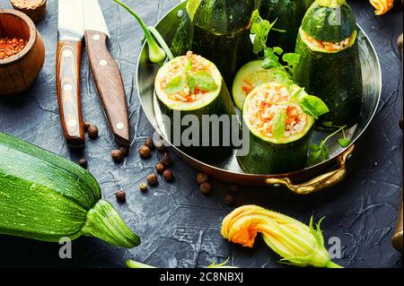 Gebackene Zucchini gefüllt mit Karotten und Reis Stockfoto