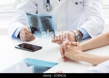 Expertenteam Ärzte untersuchen Röntgenbericht zum Krankenhaus-Bürotreffen Stockfoto