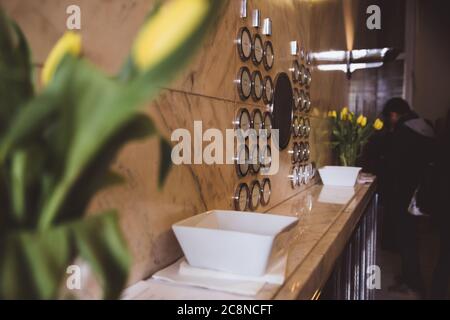 Korridor im alten Haus in Budapest. Projekt Budapest 100 Stockfoto