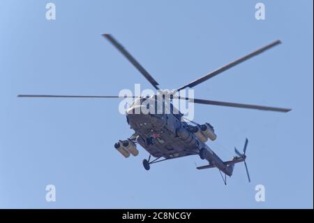 St. Petersburg, Russland - 26. Juli 2020: Hubschrauber Mil Mi-8 Hip in den Himmel während der Militärparade zum Tag der russischen Marine gewidmet. Die Parade ist das wichtigste Ereignis der Feierlichkeiten, die jährlich am letzten Sonntag im Juli stattfinden Stockfoto