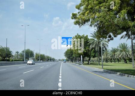 Oman Reisen. Muskat. Oman Stadt Leben Hintergrund. Verkehr, Tourismus, Gebäude. Muscat, Oman :03-08-2020 Stockfoto