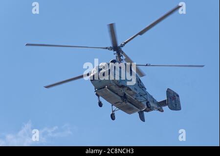 St. Petersburg, Russland - 26. Juli 2020: Flugzeugshubschrauber Kamov Ka-31R Helix am Himmel während der Militärparade zum Tag der russischen Marine gewidmet. Die Parade ist das wichtigste Ereignis der Feierlichkeiten, die jährlich am letzten Sonntag im Juli stattfinden Stockfoto