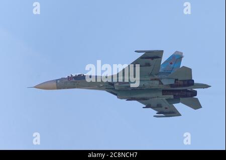 St. Petersburg, Russland - 26. Juli 2020: Mikoyan MiG-29 Fulcrum Jet Kampfflugzeug in den Himmel während der Militärparade zum Tag der russischen Marine gewidmet. Die Parade ist das wichtigste Ereignis der Feierlichkeiten, die jährlich am letzten Sonntag im Juli stattfinden Stockfoto